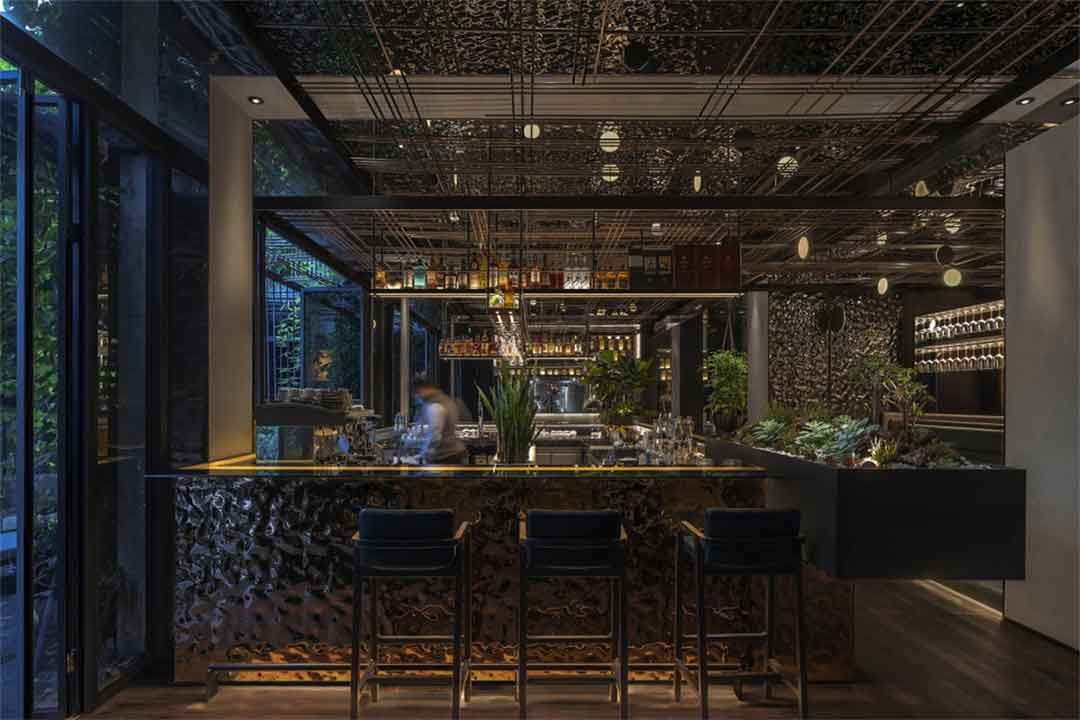 Le Coq酒吧餐厅设计，享受现代夜生活的用餐空间